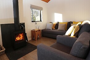 Cosy Modern Nordic Lodge w/ Loch View & Log Burner