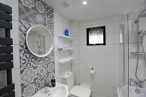 Cosy Modern Nordic Lodge w/ Loch View & Log Burner