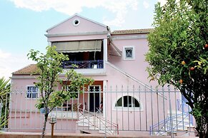 L'appartment de la riviere  by CorfuEscapes