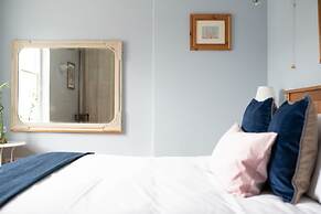 The Loft 2BR Duplex, Central & Parking