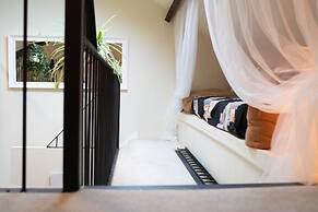 The Loft 2BR Duplex, Central & Parking