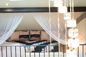 The Loft 2BR Duplex, Central & Parking