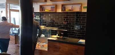 Tarino Bar And Lodging