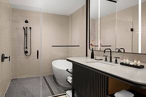 Renaissance Milwaukee West Hotel