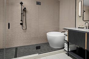 Renaissance Milwaukee West Hotel