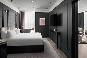 Renaissance Milwaukee West Hotel