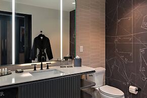 Renaissance Milwaukee West Hotel