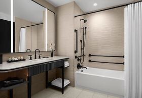 Renaissance Milwaukee West Hotel