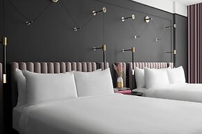 Renaissance Milwaukee West Hotel