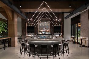 Renaissance Milwaukee West Hotel