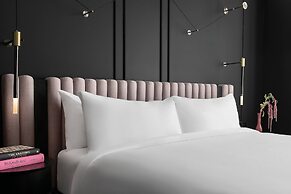 Renaissance Milwaukee West Hotel