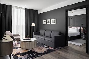 Renaissance Milwaukee West Hotel