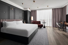 Renaissance Milwaukee West Hotel