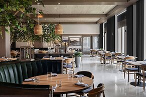 Renaissance Milwaukee West Hotel