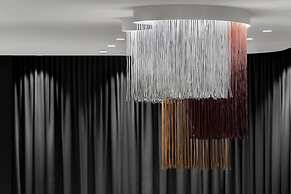 Renaissance Milwaukee West Hotel