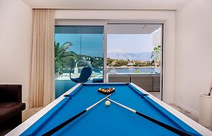 Beachfront Villa Seven Sins with Pool