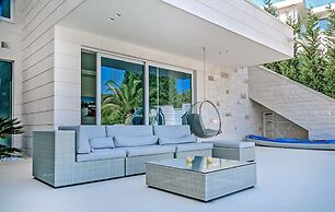 Beachfront Villa Seven Sins with Pool