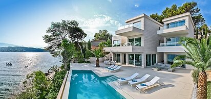 Beachfront Villa Seven Sins with Pool