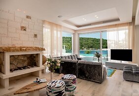 Beachfront Villa Seven Sins with Pool