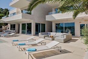 Beachfront Villa Seven Sins with Pool