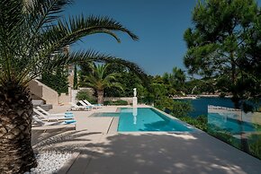 Beachfront Villa Seven Sins with Pool