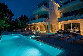 Beachfront Villa Seven Sins with Pool
