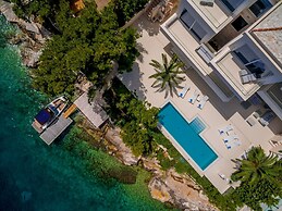 Beachfront Villa Seven Sins with Pool