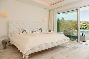 Beachfront Villa Seven Sins with Pool