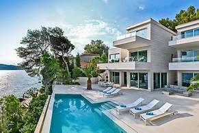 Beachfront Villa Seven Sins with Pool