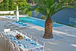 Beachfront Villa Seven Sins with Pool