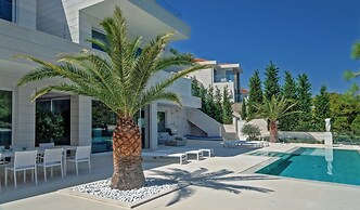 Beachfront Villa Seven Sins with Pool