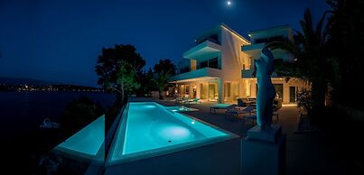 Beachfront Villa Seven Sins with Pool