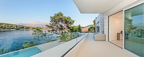 Beachfront Villa Seven Sins with Pool