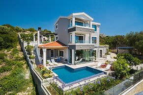 Beachfront Villa Azzurro With Pool