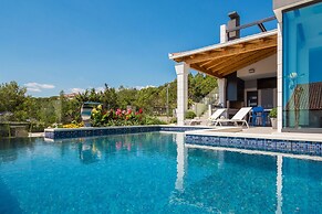 Beachfront Villa Azzurro With Pool
