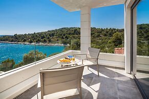 Beachfront Villa Azzurro With Pool