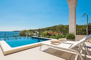 Beachfront Villa Azzurro With Pool