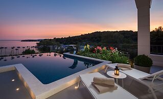 Beachfront Villa Azzurro With Pool