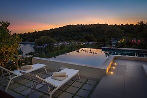 Beachfront Villa Azzurro With Pool