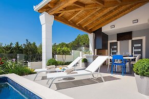 Beachfront Villa Azzurro With Pool