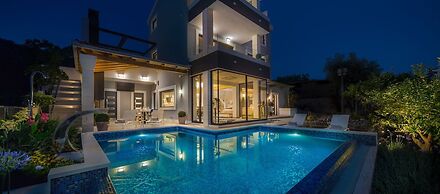 Beachfront Villa Azzurro With Pool