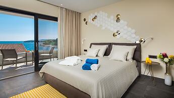 Beachfront Villa Azzurro With Pool