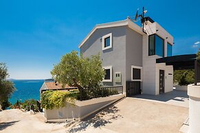 Beachfront Villa Azzurro With Pool
