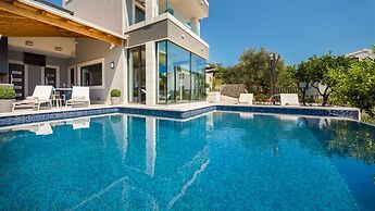 Beachfront Villa Azzurro With Pool