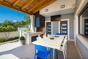 Beachfront Villa Azzurro With Pool