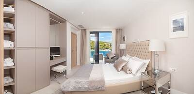 Luxury Villa Silent with Infinity Pool