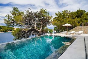 Luxury Villa Silent with Infinity Pool