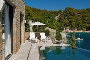 Luxury Villa Silent with Infinity Pool