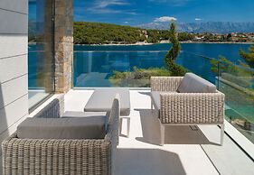 Luxury Villa Silent with Infinity Pool