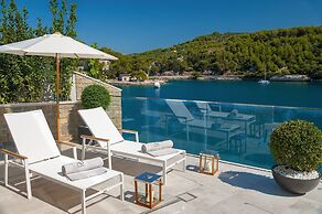 Luxury Villa Silent with Infinity Pool